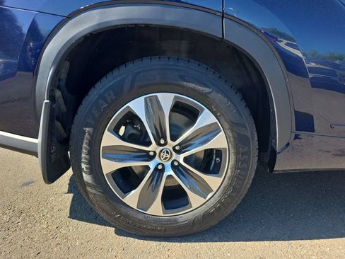 Used 2021 Toyota Highlander XLE AWD/4WD image 12