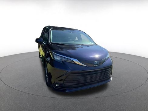 Used 2025 Toyota Sienna XLE FWD image 3