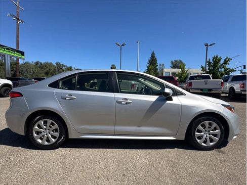 Used 2021 Toyota Corolla LE w/ Carpet Mat Package (TMS) FWD image 9