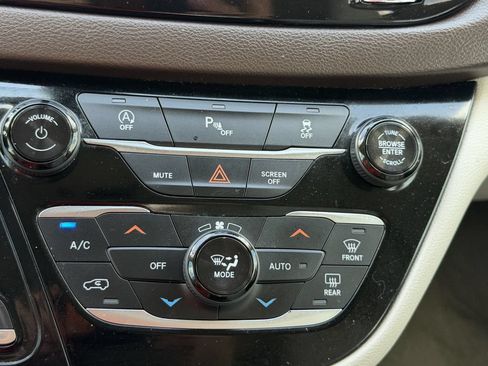Used 2019 Chrysler Pacifica Touring-L FWD image 24