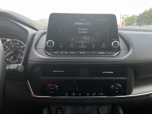 Used 2025 Nissan Rogue SV FWD image 28