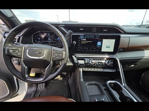 Used 2025 GMC Sierra 2500 Denali Ultimate image 9