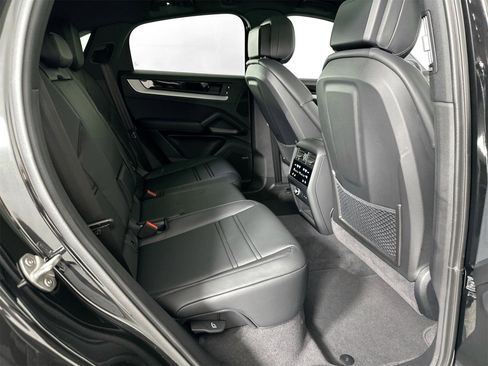 Certified 2025 Porsche Cayenne Coupe image 28