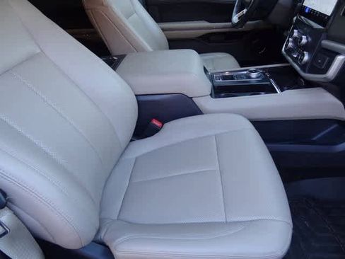 Used 2023 Ford Expedition XLT image 18