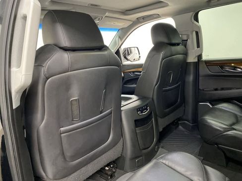 Used 2019 Cadillac Escalade Luxury image 16