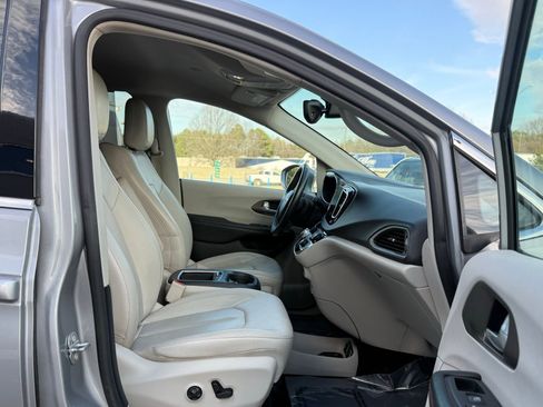 Used 2017 Chrysler Pacifica Touring-L Plus w/ Tire & Wheel Group image 25