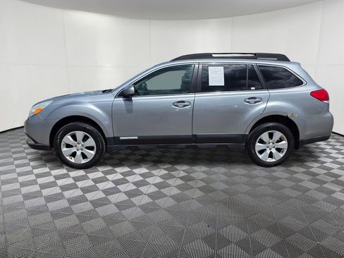Used 2010 Subaru Outback 2.5i Premium AWD/4WD image 4