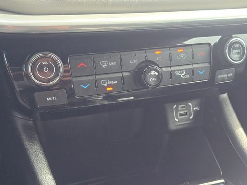 Used 2024 Jeep Compass Limited image 38