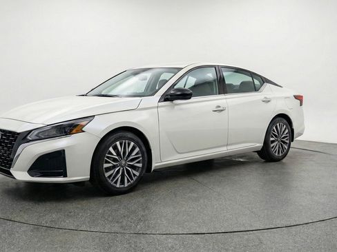 Used 2025 Nissan Altima 2.5 SV image 3