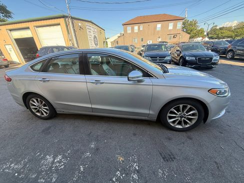 Used 2017 Ford Fusion SE FWD image 4
