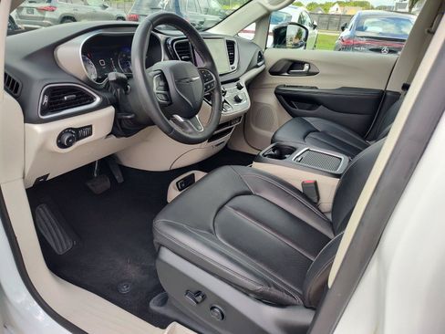 Used 2024 Chrysler Pacifica Touring-L FWD image 2