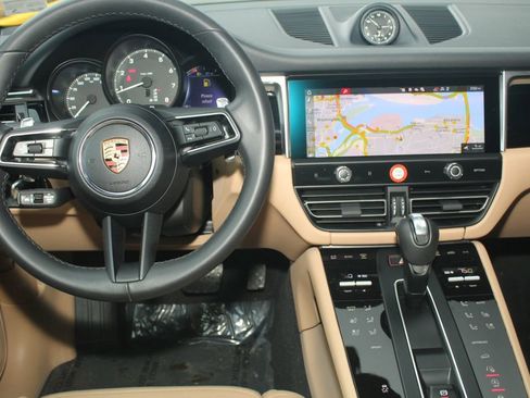 Certified 2025 Porsche Macan image 6