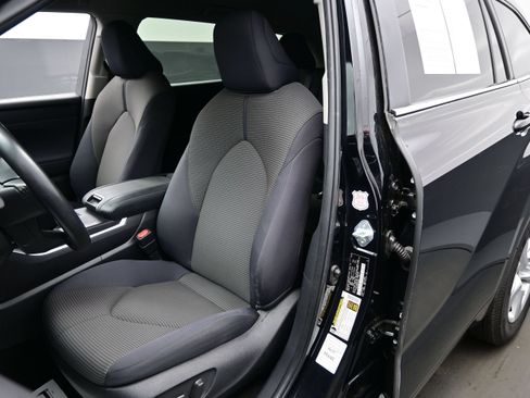 Used 2024 Toyota Highlander LE FWD image 12