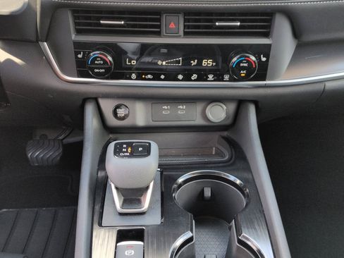 Used 2025 Nissan Rogue SV w/ SV Premium Package FWD image 25
