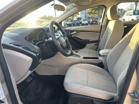 Used 2017 Ford Focus SE image 16