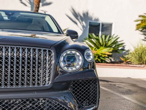 Used 2025 Bentley Bentayga AWD/4WD image 35