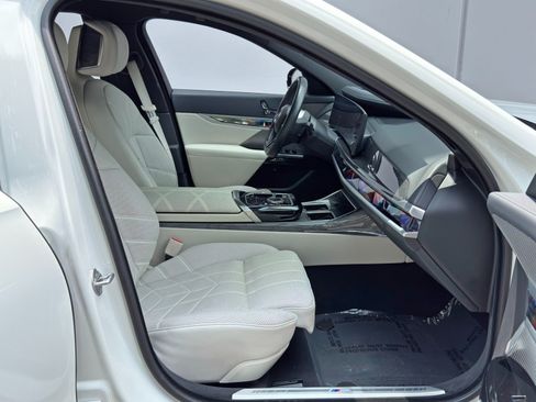Used 2023 BMW i7 xDrive60 AWD/4WD image 16