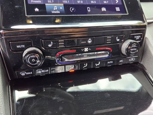 Used 2023 Jeep Grand Cherokee Altitude RWD image 25