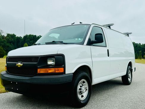 Used 2017 Chevrolet Express 2500 RWD image 1