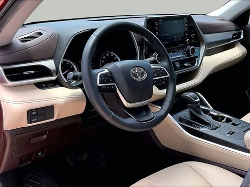 Used 2022 Toyota Highlander XLE FWD image 18