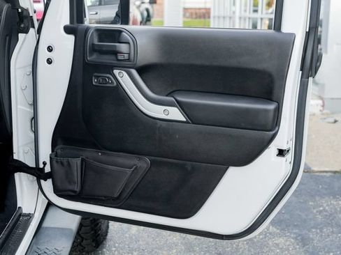 Used 2016 Jeep Wrangler Unlimited Sahara w/ Connectivity Group AWD/4WD image 31