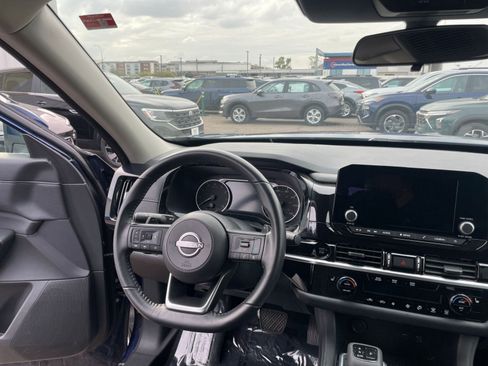 Used 2025 Nissan Pathfinder SV image 36