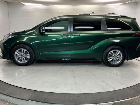 Used 2022 Toyota Sienna Limited FWD image 2