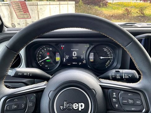 Used 2024 Jeep Wrangler Unlimited AWD/4WD image 18