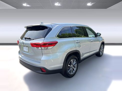 Used 2019 Toyota Highlander XLE AWD/4WD image 9