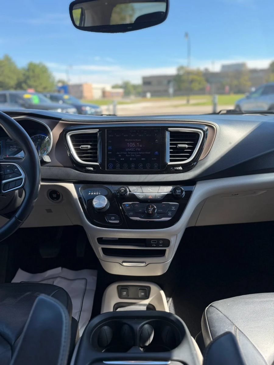 Used 2017 Chrysler Pacifica Touring-L w/ Tire & Wheel Group FWD image 12