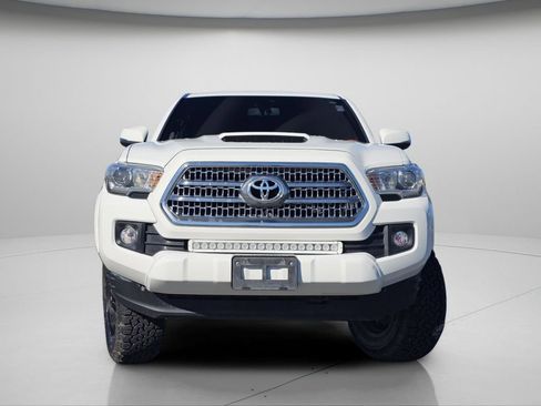 Used 2017 Toyota Tacoma TRD Sport AWD/4WD image 3