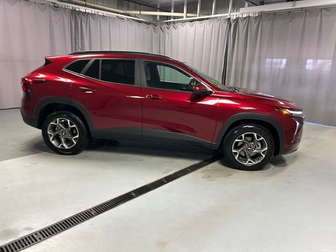 Used 2025 Chevrolet Trax LT w/ LT Convenience Package FWD image 8