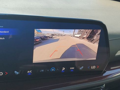 Used 2025 Chevrolet Traverse Z71 image 26