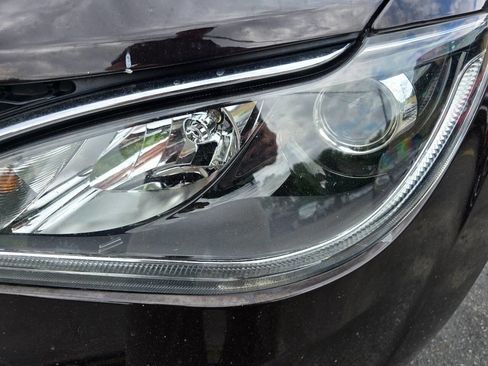 Used 2017 Chrysler Pacifica Touring-L FWD image 9