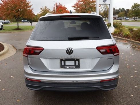 Used 2022 Volkswagen Tiguan SE w/ Panoramic Sunroof Package image 4