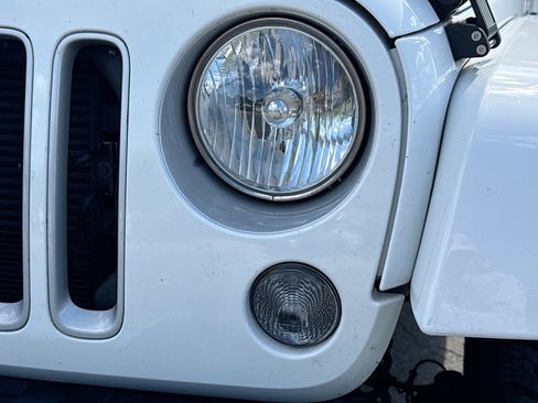 Used 2018 Jeep Wrangler Unlimited Sahara AWD/4WD image 9