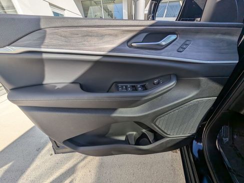 New 2025 Jeep Grand Cherokee Limited w/ Black Appearance Package image 34