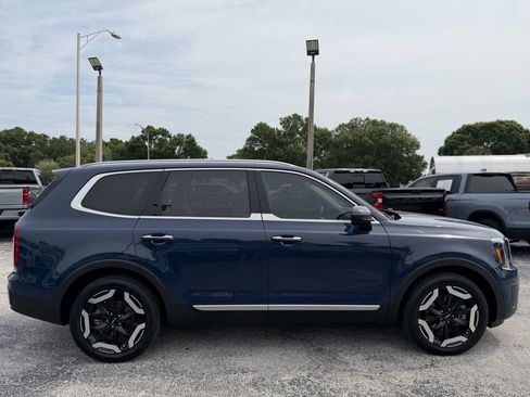 Certified 2023 Kia Telluride S w/ S Sunroof Package AWD/4WD image 4