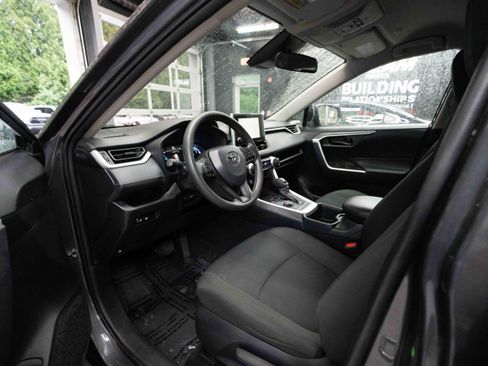 Used 2025 Toyota RAV4 LE AWD/4WD image 8