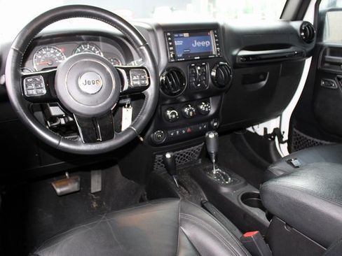 Used 2015 Jeep Wrangler Unlimited Sahara image 4