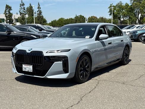 Used 2025 BMW i7 xDrive60 AWD/4WD image 2
