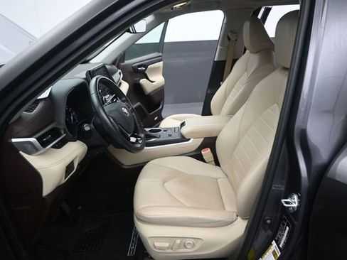 Used 2021 Toyota Highlander XLE FWD image 13