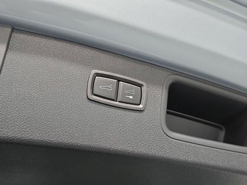 Certified 2025 Porsche Macan AWD/4WD image 32