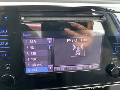 Used 2018 Toyota Corolla LE image 23