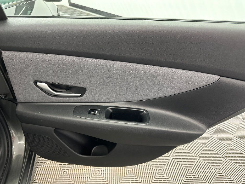 Used 2025 Hyundai Elantra Limited FWD image 17