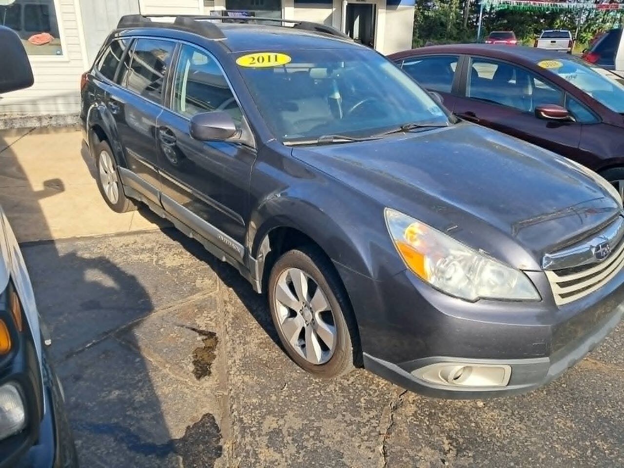 Used 2011 Subaru Outback 2.5i Premium w/ All-Weather Pkg AWD/4WD image 2