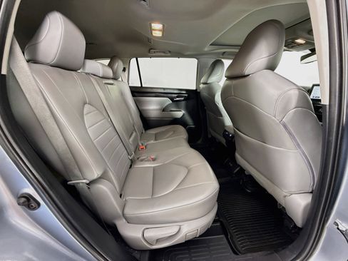 Used 2023 Toyota Highlander XLE AWD/4WD image 30