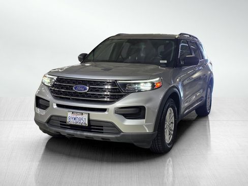 Used 2021 Ford Explorer XLT image 3
