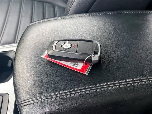 Used 2022 Ford Edge SEL image 11