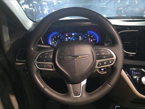 Used 2024 Chrysler Pacifica Touring-L FWD image 4